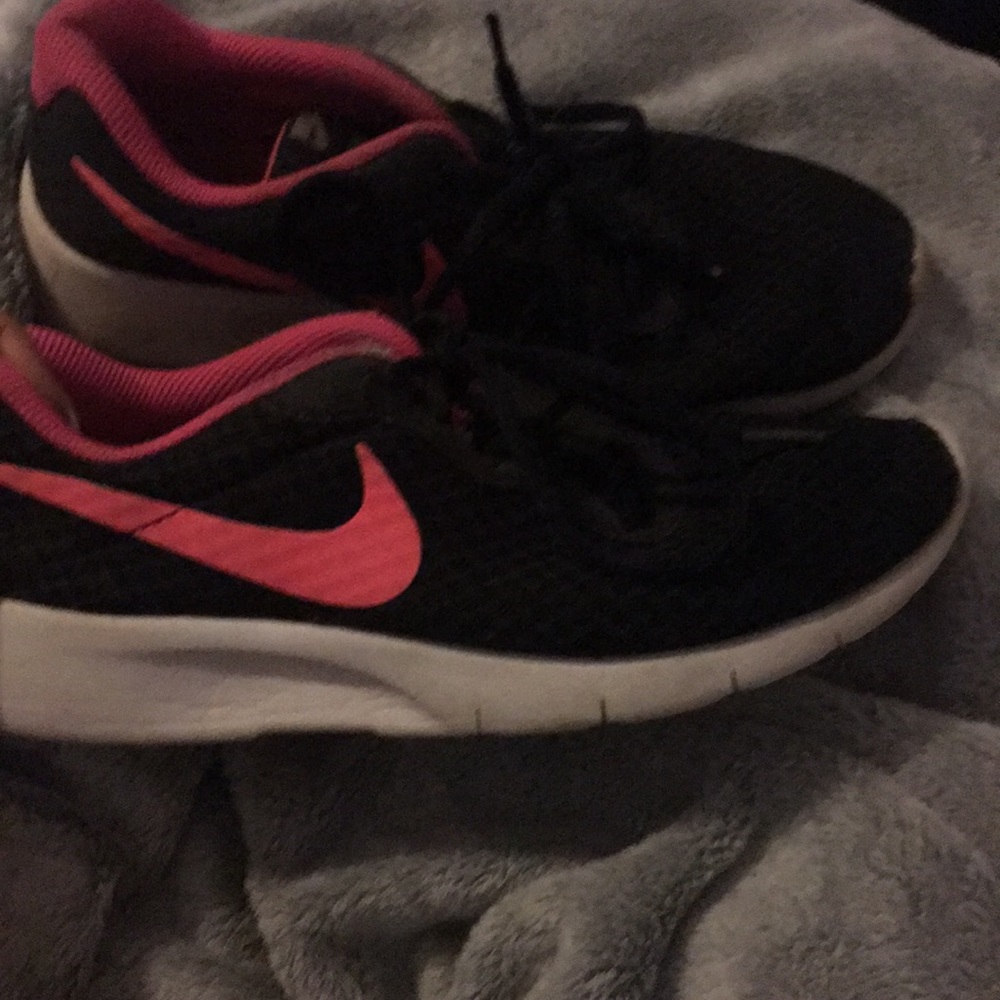 NIKE!! Tanjun shoes.